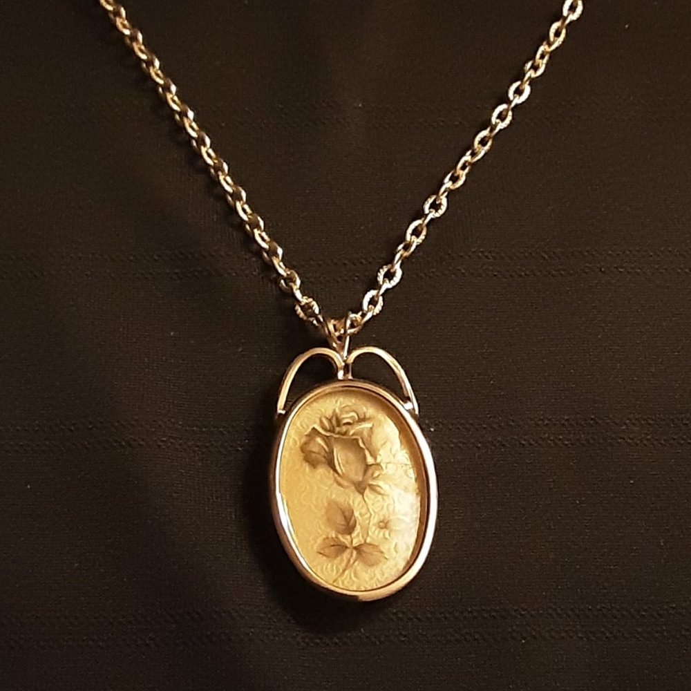 Vintage Goldtoned Rose Pendant With Chain